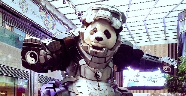 6 Meter hoher Panda im Iron-man Anzug